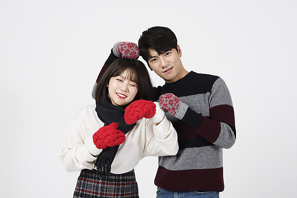 포토 JPG 스튜디오촬영 커플 여자 남자 겨울 데이트 장난 실내 서기 미소 누끼 상반신 20대 성인 두명 앞모습 목도리 다정 한국인 흰색 흰배경 성인만 손모아장갑 국내포토 잡화 계절 뷰포인트 컬러 장갑 백그라운드 컨셉 관계 모션 표정 사람 동양인 청년 내부 파일형식