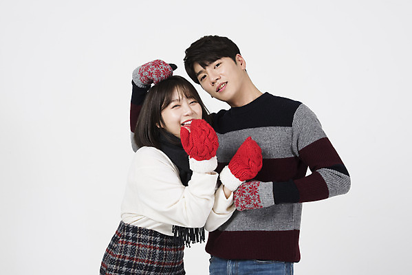 포토 JPG 스튜디오촬영 커플 여자 남자 겨울 데이트 장난 실내 서기 미소 누끼 상반신 20대 성인 두명 앞모습 다정 한국인 흰색 즐거움 흰배경 성인만 손모아장갑 국내포토 계절 감정 뷰포인트 컬러 장갑 백그라운드 컨셉 관계 모션 표정 사람 동양인 청년 내부 파일형식