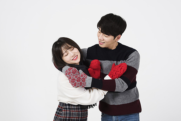 포토 JPG 스튜디오촬영 커플 여자 남자 겨울 데이트 장난 실내 서기 미소 누끼 상반신 20대 성인 두명 앞모습 옆모습 다정 한국인 흰색 즐거움 흰배경 성인만 손모아장갑 국내포토 계절 감정 뷰포인트 컬러 장갑 백그라운드 컨셉 관계 모션 표정 사람 동양인 청년 내부 파일형식