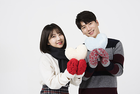 포토 JPG 스튜디오촬영 커플 여자 남자 겨울 데이트 실내 사랑 서기 미소 누끼 상반신 20대 성인 두명 앞모습 다정 한국인 흰색 하트 흰배경 하트쿠션 성인만 손모아장갑 국내포토 모양 계절 감정 뷰포인트 컬러 장갑 백그라운드 컨셉 쿠션 관계 모션 표정 사람 동양인 청년 내부 파일형식