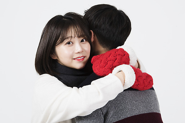 포토 JPG 스튜디오촬영 커플 여자 남자 겨울 데이트 포옹 실내 사랑 서기 미소 누끼 상반신 20대 성인 두명 앞모습 뒷모습 다정 한국인 흰색 흰배경 성인만 손모아장갑 국내포토 계절 감정 뷰포인트 컬러 장갑 백그라운드 컨셉 관계 안기 모션 표정 사람 동양인 청년 내부 파일형식