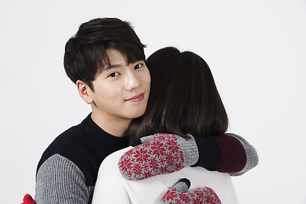 포토 JPG 스튜디오촬영 커플 여자 남자 겨울 데이트 포옹 실내 사랑 서기 미소 누끼 상반신 20대 성인 두명 앞모습 뒷모습 다정 한국인 흰색 흰배경 성인만 손모아장갑 국내포토 계절 감정 뷰포인트 컬러 장갑 백그라운드 컨셉 관계 안기 모션 표정 사람 동양인 청년 내부 파일형식