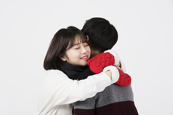 포토 JPG 스튜디오촬영 커플 여자 남자 겨울 데이트 포옹 실내 서기 미소 누끼 상반신 20대 성인 두명 옆모습 눈감음 다정 한국인 흰색 흰배경 성인만 손모아장갑 국내포토 계절 뷰포인트 컬러 장갑 백그라운드 컨셉 관계 안기 모션 표정 사람 동양인 청년 내부 파일형식