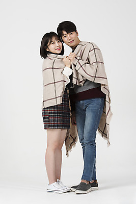 포토 JPG 스튜디오촬영 전신 커플 여자 남자 겨울 데이트 실내 서기 미소 누끼 20대 성인 두명 옆모습 다정 한국인 추위 흰색 담요 흰배경 성인만 국내포토 계절 뷰포인트 컬러 백그라운드 컨셉 관계 모션 표정 사람 동양인 청년 내부 파일형식