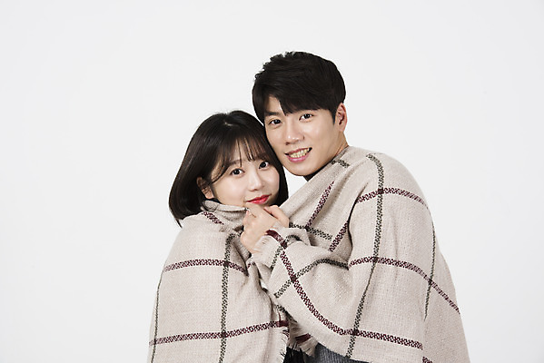 포토 JPG 스튜디오촬영 커플 여자 남자 겨울 데이트 실내 서기 미소 누끼 상반신 20대 성인 두명 옆모습 다정 한국인 추위 흰색 담요 즐거움 흰배경 성인만 국내포토 계절 감정 뷰포인트 컬러 백그라운드 컨셉 관계 모션 표정 사람 동양인 청년 내부 파일형식