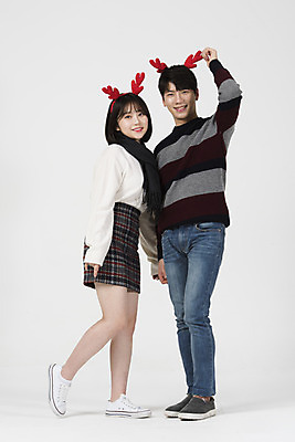 포토 JPG 스튜디오촬영 전신 커플 여자 남자 크리스마스 겨울 데이트 실내 서기 미소 누끼 20대 성인 두명 앞모습 옆모습 한국인 흰색 즐거움 흰배경 루돌프머리띠 성인만 국내포토 계절 기념일 감정 뷰포인트 컬러 백그라운드 관계 모션 표정 사람 동양인 청년 내부 머리띠 파일형식