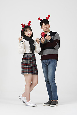 포토 JPG 스튜디오촬영 전신 커플 여자 남자 크리스마스 겨울 데이트 실내 서기 미소 들기 누끼 20대 성인 두명 앞모습 옆모습 장식볼 한국인 흰색 즐거움 흰배경 루돌프머리띠 성인만 국내포토 계절 기념일 감정 뷰포인트 컬러 백그라운드 관계 모션 표정 사람 동양인 청년 내부 장식 머리띠 파일형식