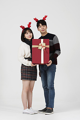 포토 JPG 스튜디오촬영 전신 커플 여자 남자 크리스마스 겨울 데이트 실내 서기 미소 들기 누끼 20대 성인 두명 앞모습 선물상자 한국인 흰색 즐거움 흰배경 루돌프머리띠 성인만 국내포토 계절 기념일 감정 뷰포인트 컬러 백그라운드 관계 모션 표정 선물 사람 동양인 청년 내부 상자 머리띠 파일형식
