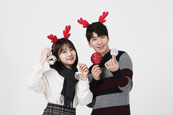 포토 JPG 스튜디오촬영 커플 여자 남자 크리스마스 겨울 데이트 실내 서기 미소 들기 누끼 상반신 20대 성인 두명 앞모습 장식볼 한국인 흰색 즐거움 흰배경 루돌프머리띠 성인만 국내포토 계절 기념일 감정 뷰포인트 컬러 백그라운드 관계 모션 표정 사람 동양인 청년 내부 장식 머리띠 파일형식