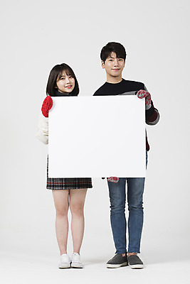 포토 JPG 스튜디오촬영 전신 배너 커플 여자 남자 겨울 데이트 사각프레임 실내 서기 미소 들기 누끼 20대 성인 두명 앞모습 한국인 흰색 즐거움 흰배경 성인만 국내포토 계절 감정 뷰포인트 컬러 백그라운드 관계 모션 프레임 표정 사람 동양인 청년 내부 사각형 파일형식