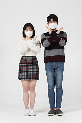 포토 JPG 스튜디오촬영 전신 커플 여자 남자 겨울 데이트 실내 건강 마스크 서기 누끼 20대 성인 두명 앞모습 한국인 금지 흰색 X 감기 아니오 흰배경 반대 호흡기질환 감기약 기침 목감기 엄격한 성인만 미세먼지 코로나바이러스 국내포토 알파벳 계절 뷰포인트 컬러 백그라운드 관계 모션 사람 동양인 청년 내부 약 바이러스 질병 감기_질병 먼지 파일형식