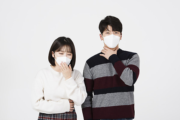 포토 JPG 스튜디오촬영 커플 여자 남자 겨울 데이트 실내 건강 마스크 서기 누끼 상반신 20대 성인 두명 앞모습 한국인 흰색 감기 흰배경 호흡기질환 기침 목감기 성인만 미세먼지 코로나바이러스 국내포토 계절 뷰포인트 컬러 백그라운드 관계 모션 사람 동양인 청년 내부 바이러스 질병 감기_질병 먼지 파일형식