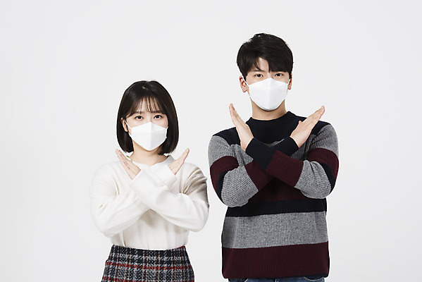 포토 JPG 스튜디오촬영 커플 여자 남자 겨울 데이트 실내 건강 마스크 서기 누끼 상반신 20대 성인 두명 앞모습 한국인 금지 흰색 X 감기 아니오 흰배경 반대 호흡기질환 기침 목감기 엄격한 성인만 미세먼지 코로나바이러스 국내포토 알파벳 계절 뷰포인트 컬러 백그라운드 관계 모션 사람 동양인 청년 내부 바이러스 질병 감기_질병 먼지 파일형식