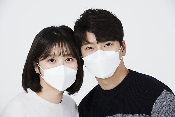포토 JPG 스튜디오촬영 커플 여자 남자 겨울 데이트 실내 건강 마스크 서기 누끼 상반신 20대 성인 두명 앞모습 한국인 흰색 감기 흰배경 호흡기질환 기침 목감기 성인만 미세먼지 코로나바이러스 국내포토 계절 뷰포인트 컬러 백그라운드 관계 모션 사람 동양인 청년 내부 바이러스 질병 감기_질병 먼지 파일형식