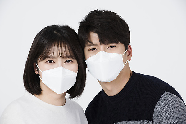 포토 JPG 스튜디오촬영 커플 여자 남자 겨울 데이트 실내 건강 마스크 서기 누끼 상반신 20대 성인 두명 앞모습 한국인 흰색 찡그림 감기 흰배경 호흡기질환 기침 목감기 성인만 미세먼지 코로나바이러스 국내포토 계절 뷰포인트 컬러 백그라운드 관계 모션 표정 사람 동양인 청년 내부 바이러스 질병 감기_질병 먼지 파일형식