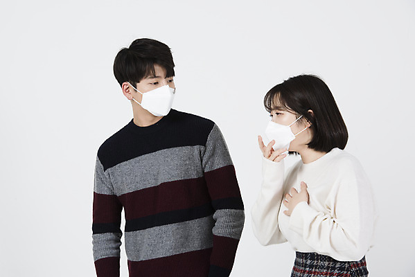 포토 JPG 스튜디오촬영 커플 여자 남자 겨울 데이트 실내 건강 마스크 서기 누끼 상반신 20대 성인 두명 앞모습 옆모습 한국인 흰색 감기 흰배경 호흡기질환 기침 목감기 성인만 미세먼지 코로나바이러스 국내포토 계절 뷰포인트 컬러 백그라운드 관계 모션 사람 동양인 청년 내부 바이러스 질병 감기_질병 먼지 파일형식