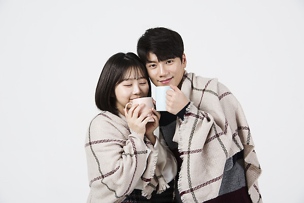 포토 JPG 스튜디오촬영 커플 여자 남자 커피 겨울 데이트 실내 따뜻함 서기 들기 누끼 상반신 20대 성인 두명 앞모습 다정 한국인 머그컵 흰색 담요 흰배경 성인만 국내포토 계절 음료 뷰포인트 컬러 백그라운드 컨셉 관계 모션 사람 동양인 청년 내부 컵 파일형식