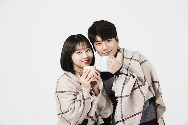 포토 JPG 스튜디오촬영 커플 여자 남자 커피 겨울 데이트 실내 따뜻함 서기 들기 누끼 상반신 20대 성인 두명 앞모습 다정 한국인 머그컵 흰색 담요 흰배경 성인만 국내포토 계절 음료 뷰포인트 컬러 백그라운드 컨셉 관계 모션 사람 동양인 청년 내부 컵 파일형식