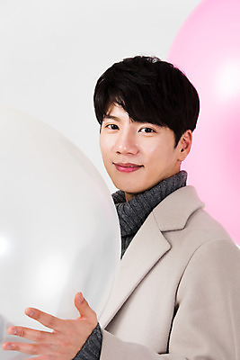 포토 JPG 스튜디오촬영 남자 겨울 실내 한명 서기 미소 누끼 상반신 20대 성인 옆모습 한국인 흰색 흰배경 풍선 성인남자한명만 국내포토 1 계절 뷰포인트 컬러 백그라운드 모션 표정 사람 동양인 청년 내부 남자한명만 성인남자만 파일형식