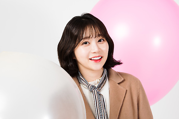 포토 JPG 스튜디오촬영 여자 겨울 실내 한명 서기 미소 누끼 상반신 20대 성인 앞모습 한국인 흰색 흰배경 풍선 성인여자한명만 국내포토 1 계절 뷰포인트 컬러 백그라운드 모션 표정 사람 동양인 청년 내부 여자한명만 성인여자만 파일형식