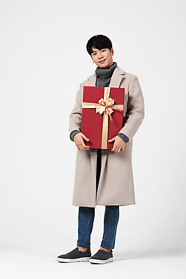 포토 JPG 스튜디오촬영 전신 기념일 남자 겨울 실내 한명 서기 미소 들기 누끼 이벤트 20대 성인 앞모습 선물상자 한국인 흰색 흰배경 성인남자한명만 국내포토 1 계절 뷰포인트 컬러 백그라운드 모션 표정 선물 사람 동양인 청년 내부 상자 남자한명만 성인남자만 파일형식