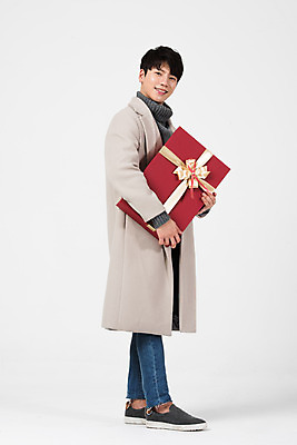 포토 JPG 스튜디오촬영 전신 기념일 남자 겨울 실내 한명 서기 미소 들기 누끼 이벤트 20대 성인 옆모습 선물상자 한국인 흰색 흰배경 성인남자한명만 국내포토 1 계절 뷰포인트 컬러 백그라운드 모션 표정 선물 사람 동양인 청년 내부 상자 남자한명만 성인남자만 파일형식