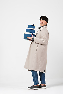 포토 JPG 스튜디오촬영 전신 기념일 남자 겨울 실내 한명 서기 미소 들기 누끼 20대 성인 옆모습 선물상자 한국인 흰색 흰배경 성인남자한명만 국내포토 1 계절 뷰포인트 컬러 백그라운드 모션 표정 선물 사람 동양인 이벤트 청년 내부 상자 남자한명만 성인남자만 파일형식