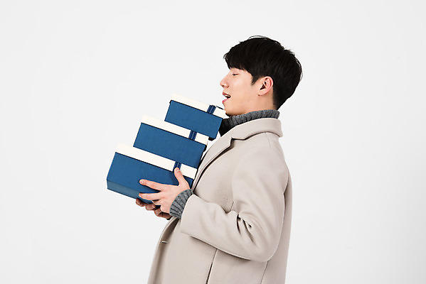 포토 JPG 스튜디오촬영 기념일 남자 겨울 실내 한명 서기 들기 누끼 상반신 20대 성인 옆모습 선물상자 한국인 흰색 흰배경 성인남자한명만 국내포토 1 계절 뷰포인트 컬러 백그라운드 모션 선물 사람 동양인 이벤트 청년 내부 상자 남자한명만 성인남자만 파일형식