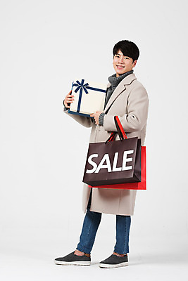 포토 JPG 스튜디오촬영 전신 남자 겨울 실내 한명 서기 미소 들기 누끼 20대 성인 옆모습 선물상자 쇼핑 쇼핑백 세일 한국인 흰색 흰배경 성인남자한명만 국내포토 1 계절 뷰포인트 컬러 백그라운드 가방 모션 표정 선물 사람 동양인 청년 내부 상자 남자한명만 성인남자만 파일형식