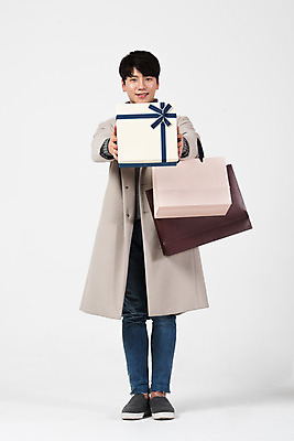 포토 JPG 스튜디오촬영 전신 남자 겨울 실내 한명 서기 미소 들기 누끼 20대 성인 앞모습 선물상자 쇼핑 쇼핑백 세일 한국인 흰색 흰배경 주기 성인남자한명만 국내포토 1 계절 뷰포인트 컬러 백그라운드 가방 모션 표정 선물 사람 동양인 청년 내부 상자 남자한명만 성인남자만 파일형식