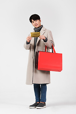 포토 JPG 스튜디오촬영 전신 남자 겨울 실내 한명 서기 들기 누끼 20대 성인 앞모습 쇼핑 쇼핑백 세일 한국인 흰색 흰배경 상품권 성인남자한명만 국내포토 1 계절 뷰포인트 컬러 백그라운드 가방 모션 사람 동양인 청년 내부 남자한명만 성인남자만 파일형식