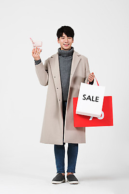 포토 JPG 스튜디오촬영 전신 남자 겨울 실내 한명 서기 미소 들기 누끼 20대 성인 앞모습 쇼핑 쇼핑백 세일 쇼핑카 한국인 흰색 흰배경 성인남자한명만 국내포토 1 계절 뷰포인트 컬러 백그라운드 가방 모션 표정 사람 동양인 청년 내부 카트 남자한명만 성인남자만 파일형식