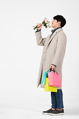 포토 JPG 스튜디오촬영 전신 남자 꽃다발 겨울 실내 한명 서기 미소 들기 누끼 20대 성인 옆모습 쇼핑 쇼핑백 세일 한국인 흰색 흰배경 성인남자한명만 국내포토 1 계절 꽃 뷰포인트 컬러 백그라운드 가방 모션 표정 사람 동양인 청년 내부 남자한명만 성인남자만 파일형식
