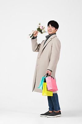 포토 JPG 스튜디오촬영 전신 남자 꽃다발 겨울 실내 한명 서기 미소 들기 누끼 20대 성인 옆모습 쇼핑 쇼핑백 세일 한국인 흰색 흰배경 성인남자한명만 국내포토 1 계절 꽃 뷰포인트 컬러 백그라운드 가방 모션 표정 사람 동양인 청년 내부 남자한명만 성인남자만 파일형식