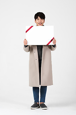 포토 JPG 스튜디오촬영 전신 배너 남자 겨울 사각프레임 실내 한명 서기 미소 들기 누끼 20대 성인 앞모습 한국인 흰색 흰배경 상품권 성인남자한명만 국내포토 1 계절 뷰포인트 컬러 백그라운드 모션 프레임 표정 사람 동양인 청년 내부 사각형 남자한명만 성인남자만 파일형식