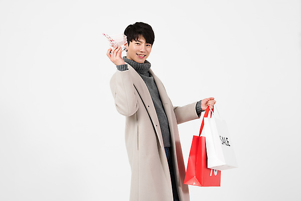 포토 JPG 스튜디오촬영 남자 겨울 실내 한명 서기 미소 들기 누끼 상반신 20대 성인 옆모습 쇼핑 쇼핑백 세일 쇼핑카 한국인 흰색 흰배경 성인남자한명만 국내포토 1 계절 뷰포인트 컬러 백그라운드 가방 모션 표정 사람 동양인 청년 내부 카트 남자한명만 성인남자만 파일형식