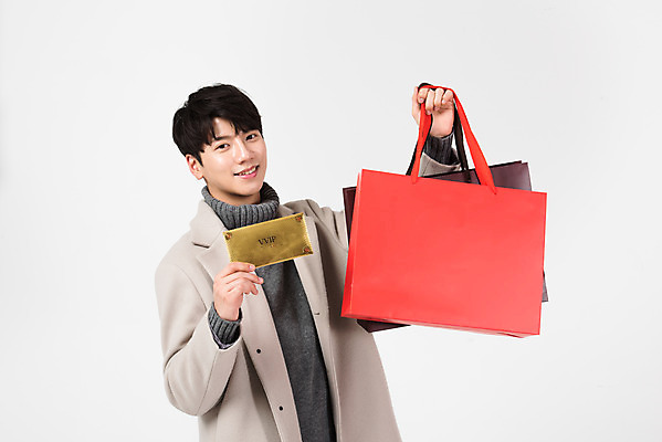 포토 JPG 스튜디오촬영 남자 겨울 실내 한명 서기 들기 누끼 상반신 20대 성인 앞모습 쇼핑 쇼핑백 세일 한국인 흰색 흰배경 상품권 성인남자한명만 국내포토 1 계절 뷰포인트 컬러 백그라운드 가방 모션 사람 동양인 청년 내부 남자한명만 성인남자만 파일형식