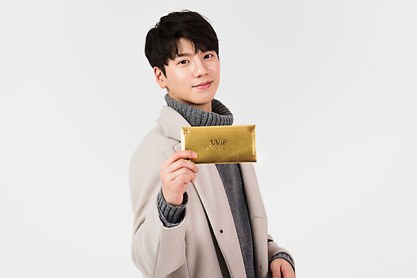 포토 JPG 스튜디오촬영 남자 겨울 봉투 실내 한명 서기 미소 들기 누끼 상반신 20대 성인 옆모습 한국인 흰색 흰배경 상품권 성인남자한명만 국내포토 1 계절 뷰포인트 컬러 백그라운드 모션 표정 사람 동양인 청년 내부 남자한명만 성인남자만 파일형식