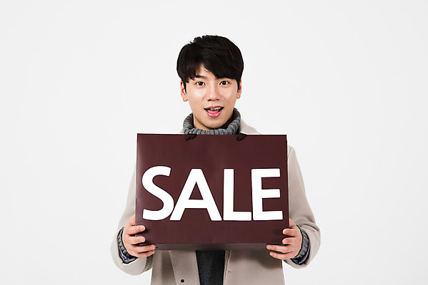 포토 JPG 스튜디오촬영 남자 겨울 실내 한명 서기 미소 들기 누끼 상반신 20대 성인 앞모습 쇼핑 쇼핑백 세일 한국인 흰색 흰배경 성인남자한명만 국내포토 1 계절 뷰포인트 컬러 백그라운드 가방 모션 표정 사람 동양인 청년 내부 남자한명만 성인남자만 파일형식