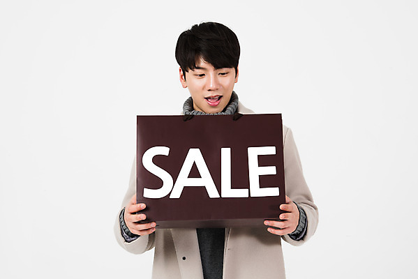 포토 JPG 스튜디오촬영 응시 남자 겨울 실내 한명 서기 들기 누끼 상반신 20대 성인 앞모습 쇼핑 쇼핑백 세일 놀람 한국인 흰색 흰배경 성인남자한명만 국내포토 1 시선 계절 감정 뷰포인트 컬러 백그라운드 가방 모션 표정 사람 동양인 청년 내부 남자한명만 성인남자만 파일형식