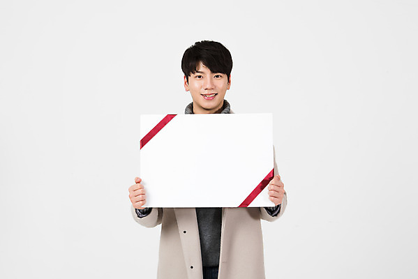 포토 JPG 스튜디오촬영 배너 남자 겨울 사각프레임 실내 한명 서기 미소 들기 누끼 상반신 20대 성인 앞모습 한국인 흰색 흰배경 상품권 성인남자한명만 국내포토 1 계절 뷰포인트 컬러 백그라운드 모션 프레임 표정 사람 동양인 청년 내부 사각형 남자한명만 성인남자만 파일형식
