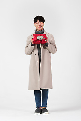 포토 JPG 스튜디오촬영 전신 명절 남자 겨울 전통소품 실내 선물 한명 서기 미소 들기 누끼 20대 성인 앞모습 한국인 흰색 보따리 흰배경 성인남자한명만 국내포토 1 전통 계절 기념일 뷰포인트 컬러 백그라운드 모션 표정 사람 동양인 청년 내부 오브젝트 남자한명만 성인남자만 파일형식