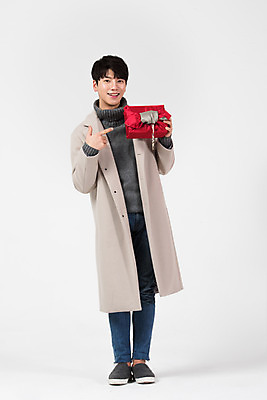 포토 JPG 스튜디오촬영 전신 명절 남자 겨울 전통소품 실내 선물 한명 서기 미소 들기 누끼 20대 성인 앞모습 한국인 흰색 가리킴 보따리 흰배경 성인남자한명만 국내포토 1 전통 계절 기념일 뷰포인트 컬러 백그라운드 모션 표정 사람 동양인 손짓 청년 내부 오브젝트 남자한명만 성인남자만 파일형식