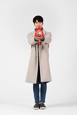 포토 JPG 스튜디오촬영 전신 남자 겨울 복주머니 전통소품 실내 한명 서기 미소 들기 누끼 20대 성인 앞모습 한국인 흰색 흰배경 지읒 성인남자한명만 국내포토 1 전통 계절 뷰포인트 컬러 백그라운드 모션 표정 사람 동양인 청년 내부 오브젝트 자음 남자한명만 성인남자만 파일형식