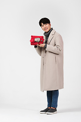 포토 JPG 스튜디오촬영 전신 명절 남자 겨울 전통소품 실내 선물 한명 서기 미소 들기 누끼 20대 성인 옆모습 한국인 흰색 보따리 흰배경 성인남자한명만 국내포토 1 전통 계절 기념일 뷰포인트 컬러 백그라운드 모션 표정 사람 동양인 청년 내부 오브젝트 남자한명만 성인남자만 파일형식