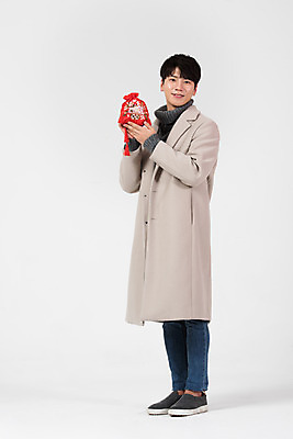 포토 JPG 스튜디오촬영 전신 남자 겨울 복주머니 전통소품 실내 한명 서기 미소 들기 누끼 20대 성인 옆모습 한국인 흰색 흰배경 지읒 성인남자한명만 국내포토 1 전통 계절 뷰포인트 컬러 백그라운드 모션 표정 사람 동양인 청년 내부 오브젝트 자음 남자한명만 성인남자만 파일형식