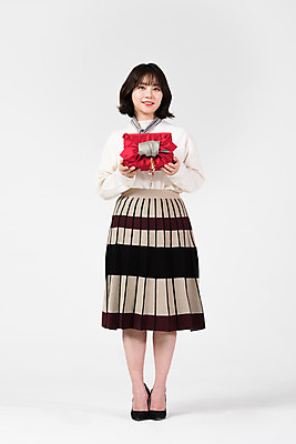 포토 JPG 스튜디오촬영 전신 여자 명절 겨울 전통소품 실내 선물 한명 서기 미소 들기 누끼 20대 성인 앞모습 한국인 흰색 보따리 흰배경 성인여자한명만 국내포토 1 전통 계절 기념일 뷰포인트 컬러 백그라운드 모션 표정 사람 동양인 청년 내부 오브젝트 여자한명만 성인여자만 파일형식