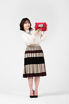 포토 JPG 스튜디오촬영 전신 여자 명절 겨울 전통소품 실내 선물 한명 서기 미소 들기 누끼 20대 성인 앞모습 한국인 흰색 보따리 흰배경 성인여자한명만 국내포토 1 전통 계절 기념일 뷰포인트 컬러 백그라운드 모션 표정 사람 동양인 청년 내부 오브젝트 여자한명만 성인여자만 파일형식