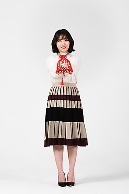 포토 JPG 스튜디오촬영 전신 여자 겨울 복주머니 전통소품 실내 한명 서기 미소 들기 누끼 20대 성인 앞모습 한국인 흰색 흰배경 복건 성인여자한명만 국내포토 1 전통 계절 뷰포인트 컬러 백그라운드 모션 표정 사람 동양인 청년 내부 오브젝트 여자한명만 성인여자만 파일형식