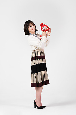 포토 JPG 스튜디오촬영 전신 여자 겨울 복주머니 전통소품 실내 한명 서기 미소 들기 누끼 20대 성인 옆모습 한국인 흰색 흰배경 복건 성인여자한명만 국내포토 1 전통 계절 뷰포인트 컬러 백그라운드 모션 표정 사람 동양인 청년 내부 오브젝트 여자한명만 성인여자만 파일형식